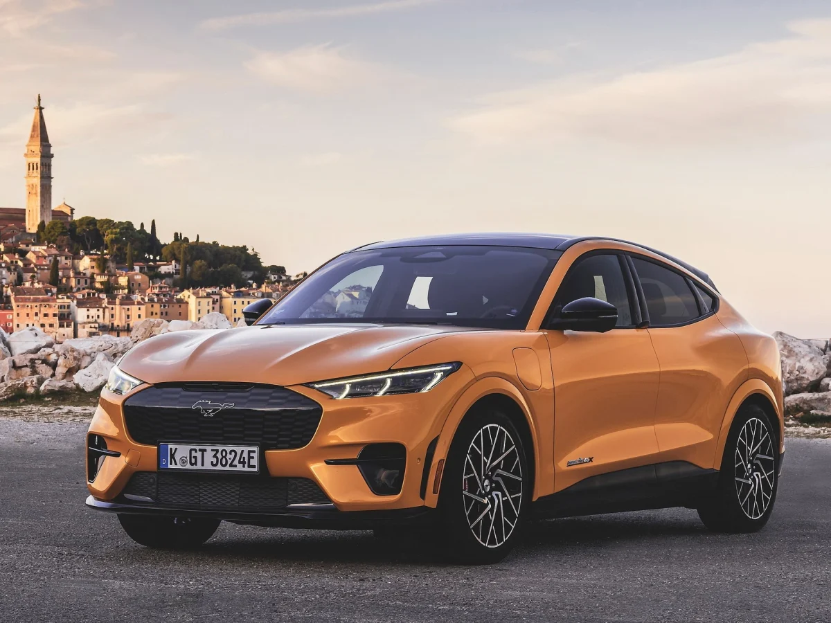 Вид з переду Ford Mustang Mach E GT 2024