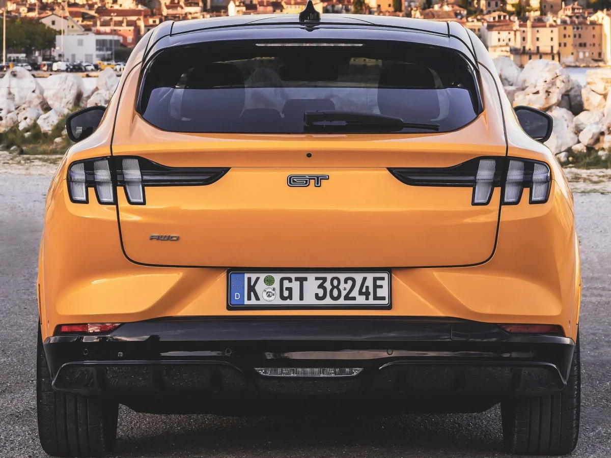 Задня частина Ford Mustang Mach-E GT 2024 у жовтому кольорі