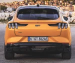 Задня частина Ford Mustang Mach-E GT 2024 у жовтому кольорі