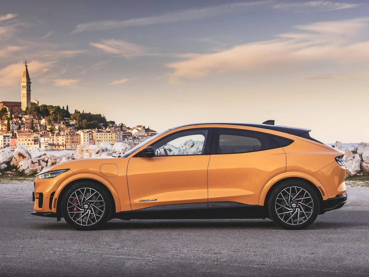 Вигляд з боку Ford Mustang Mach-E GT 2024