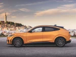 Вигляд з боку Ford Mustang Mach-E GT 2024