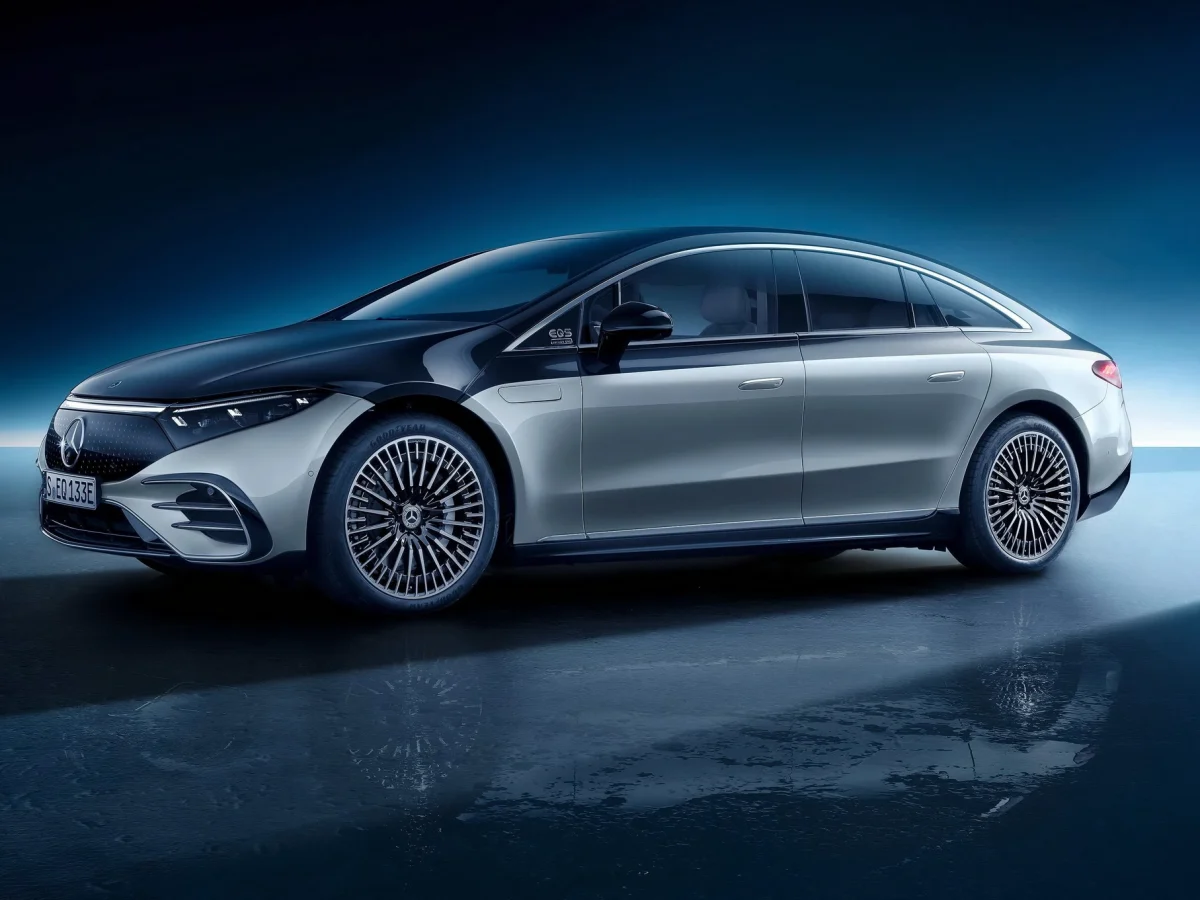 Вигляд в профіль Mercedes-Benz EQS 2024