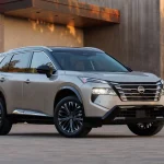 Вигляд з боку Nissan Rogue 2024