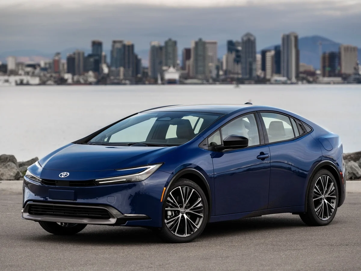 Вигляд з переду Toyota Prius 2023 синього кольору