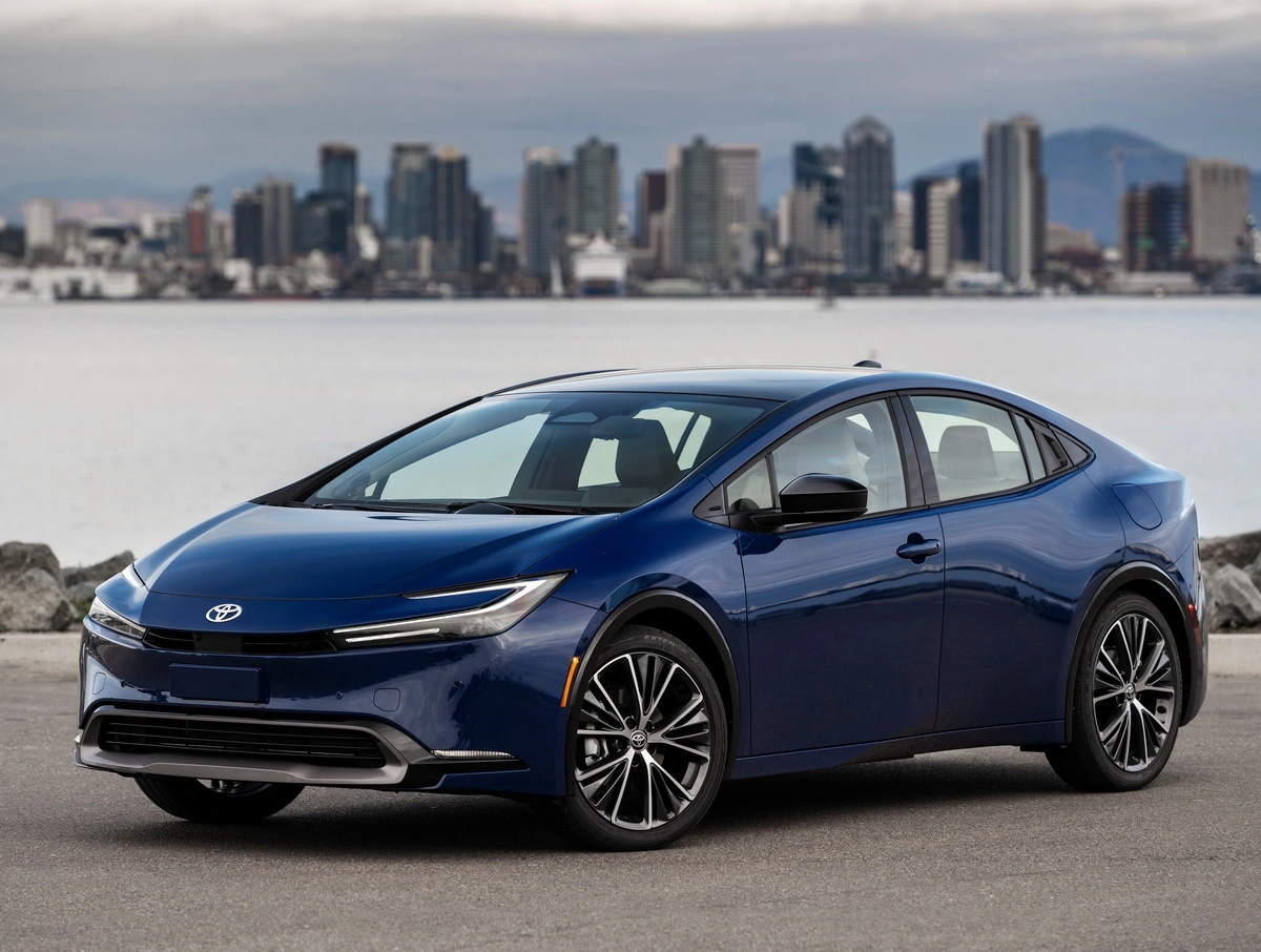 Вигляд з переду Toyota Prius 2023 синього кольору