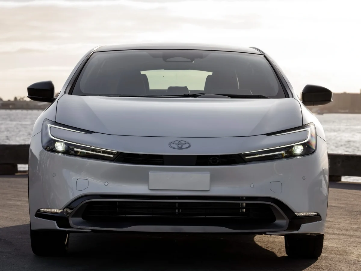 Передня частина Toyota Prius 2023