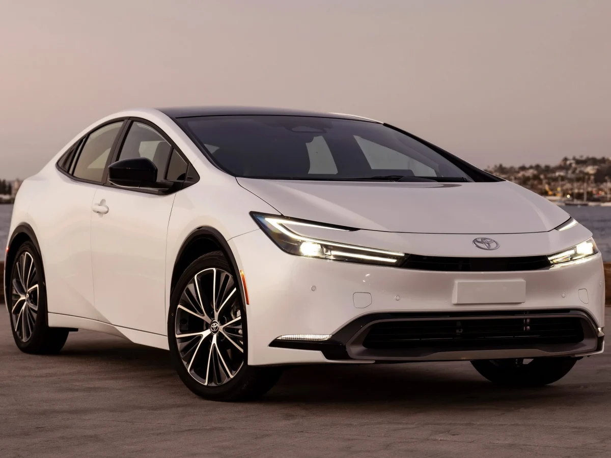 Вигляд з переду Toyota Prius 2023