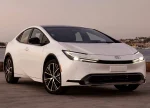 Вигляд з переду Toyota Prius 2023
