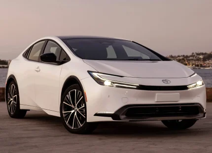 Вигляд з переду Toyota Prius 2023