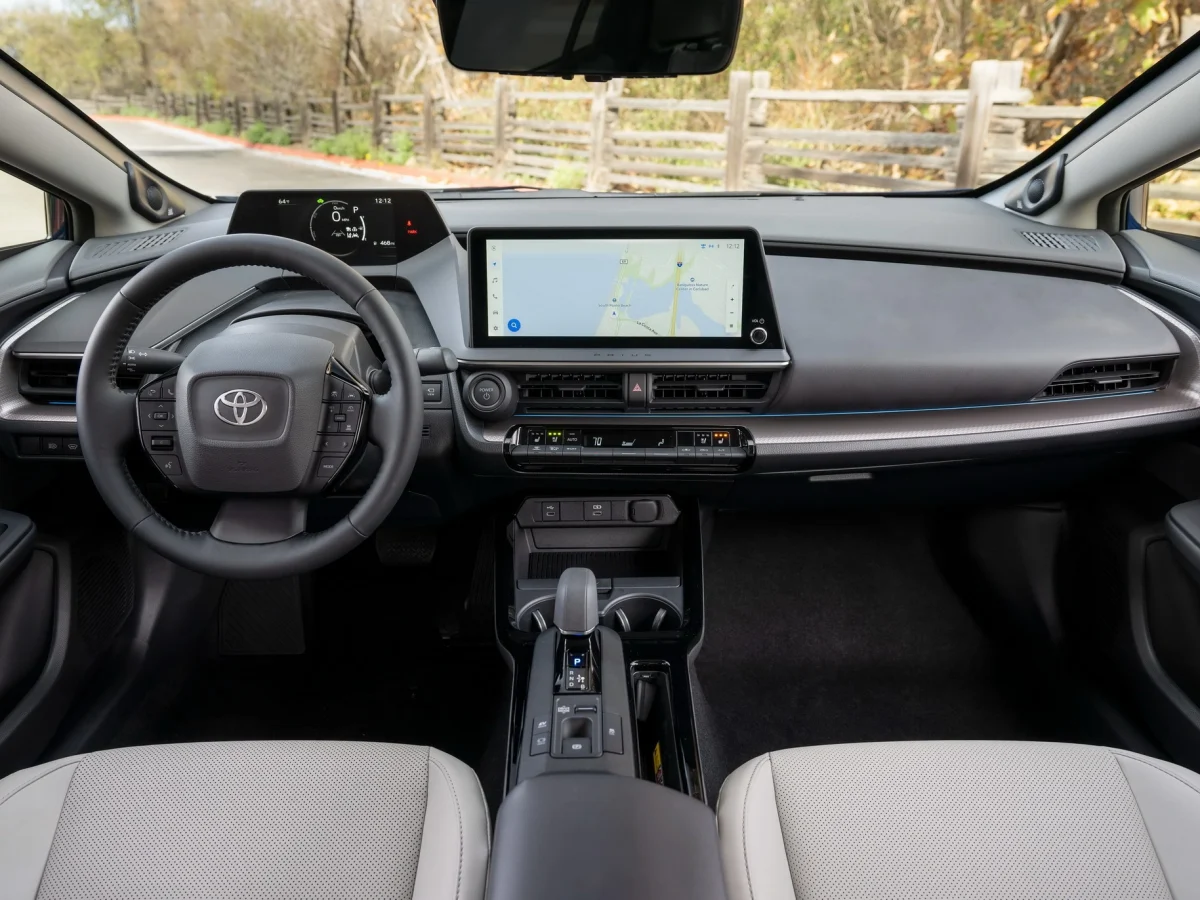 Салон Toyota Prius 2023