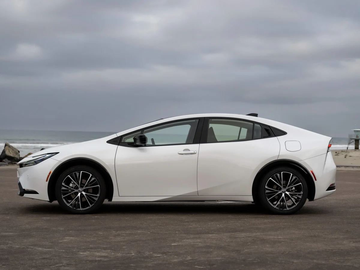 Вигляд з боку Toyota Prius 2023