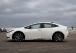 Вигляд з боку Toyota Prius 2023