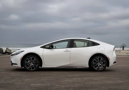 Вигляд з боку Toyota Prius 2023