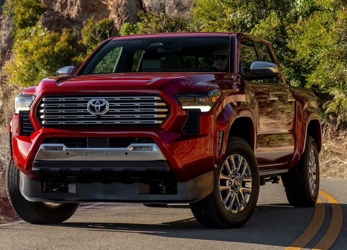 Вигляд з переду в червоному кольорі Toyota Tacoma 2024