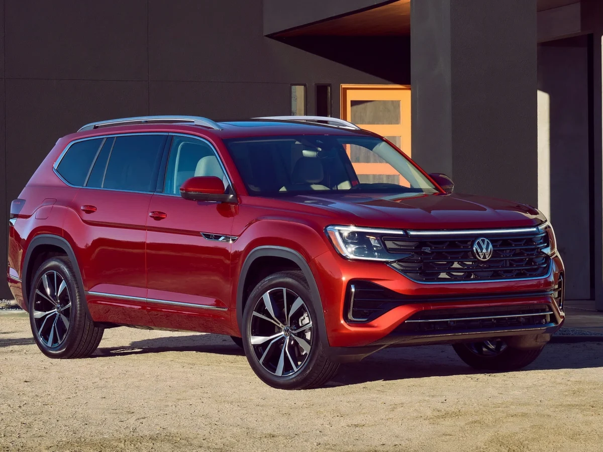 Вигляд з переду Volkswagen Atlas 2024 червоного кольору