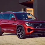 Вигляд з переду Volkswagen Atlas 2024 червоного кольору