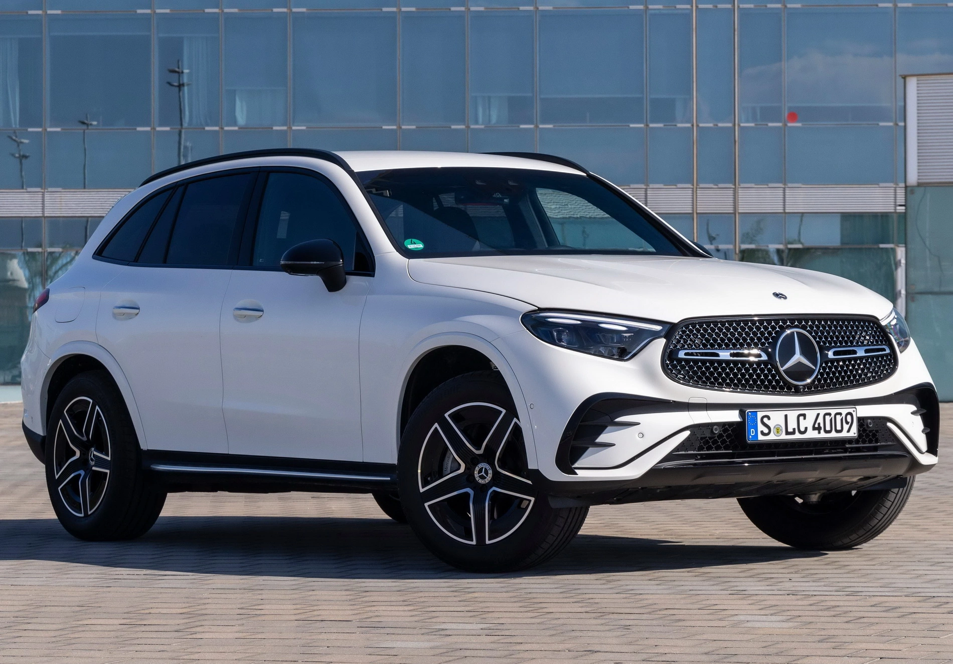 Mercedes-Benz-GLC-2025-Front_Three-Quarter Вид в профіль Mercedes-Benz GLC-200 2025